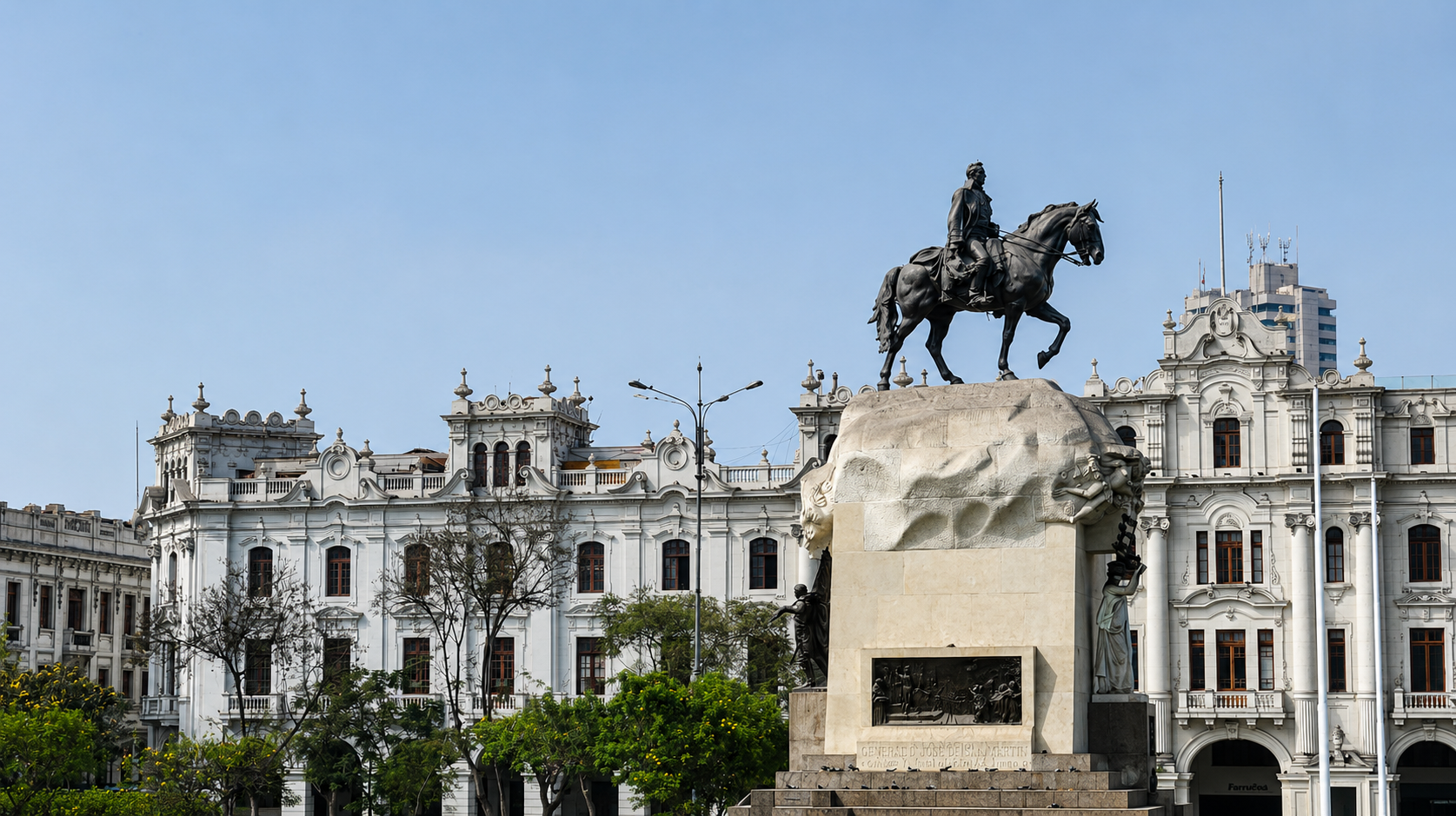 La estatua ecuestre de San Martín preside la Plaza San Martín de Lima, entre palacios republicanos de fachada blanca y un cielo despejado.