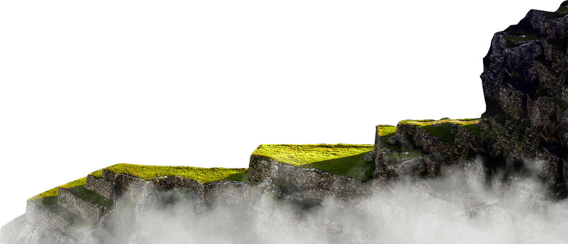 Detalle de las terrazas agrícolas de piedra en Machu Picchu rodeadas de vegetación verde y nubes bajas